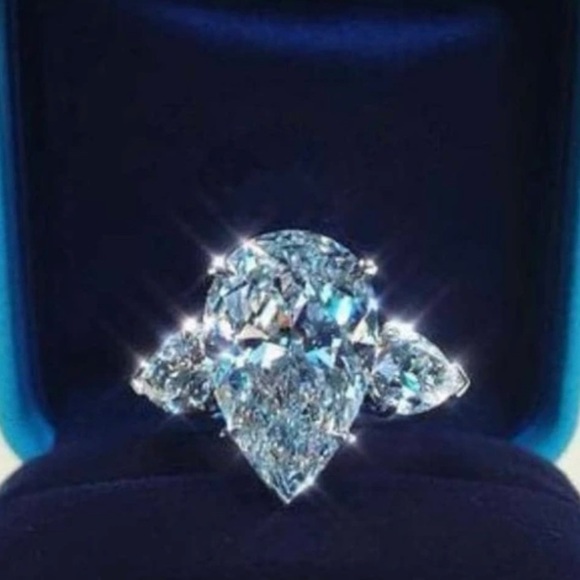 Jewelry - 💖5 items for $25 Sale!💖 Rhinestone Water-drop Decor Ring